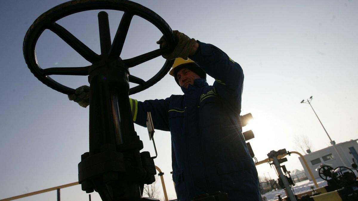 Reporter Poland 200907.01.2009 Warszawa Rembelszczyzna Tlocznia gazu nalezaca do firmy Gaz System n/z pracownik firmy Gaz System przy obsludze tloczni gazu fot. Stefan Maszewski/REPORTERMaszewski/REPORTER