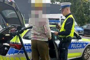 12-latek jechał hulajnogą. Policjanci szybko odkryli problem