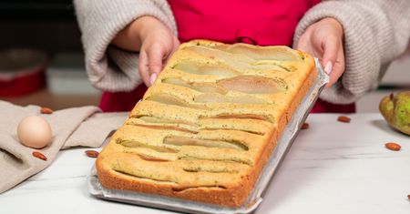 Zrób ciasto z przepisu dnia, a nikt nie wspomni o szarlotce. Wersja z gruszką na pewno zrobi furorę