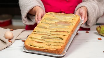 Zrób ciasto z przepisu dnia, a nikt nie wspomni o szarlotce. Wersja z gruszką na pewno zrobi furorę