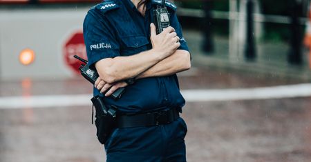 Wjechał w budynek sądu na Bemowie. Kierowca wyłamał szlaban