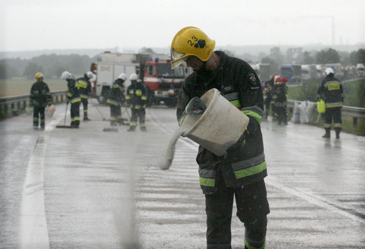 Woj. kujawsko-pomorskie: Plama oleju na drodze krajowej. Utrudnienia potrwają do 15