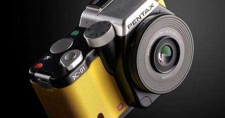 Pentax K-01 - matryca i obiektywy z lustrzanek, design z wyższej półki