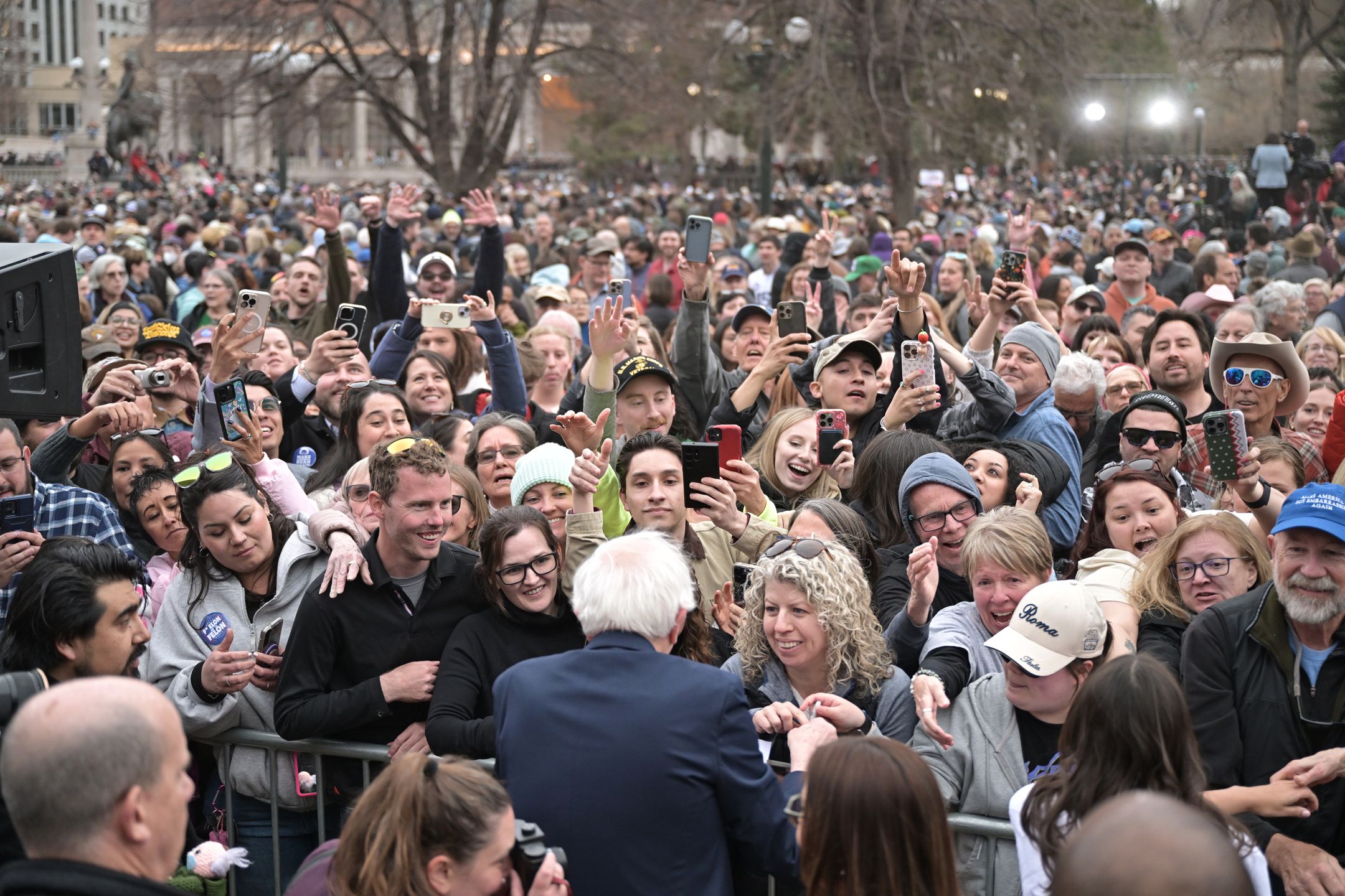 Bernie Sanders ze zwolennikami na wiecu w Denver, 21 marca 