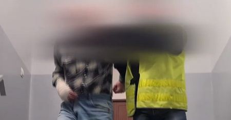 68-latek nie miał wstydu. Zwabił do mieszkania 13-letnią sąsiadkę