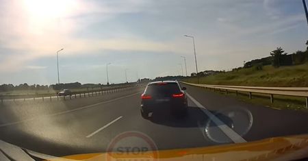 Trąbił, zwolnił przed maską i zwyzywał. "Dobrze, że ktoś to nagrywa"