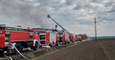 Pożar hali magazynowej. Kłęby czarnego dymu i utrudnienia na drogach