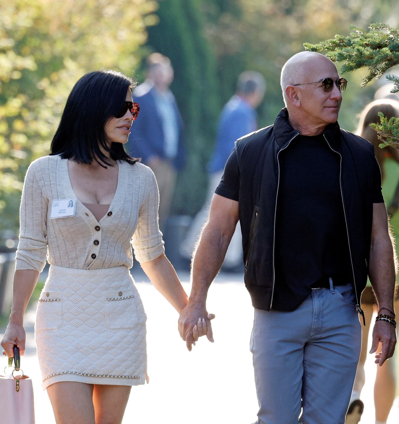 Jeff Bezos i odpicowana Lauren Sanchez przybywają na "letni obóz miliarderów"