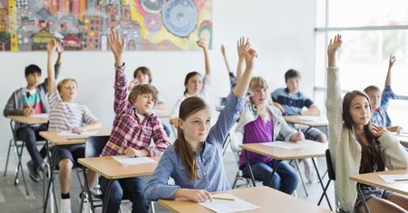 Nie tylko krótkie spodenki są zakazane. Liczne ograniczenia dla dzieci w szkołach