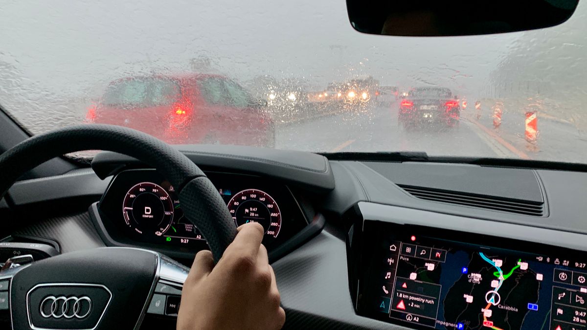 Trudniejsze warunki atmosferyczne na autostradzie to nie powód, by się na niej zatrzymywać