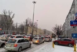 Warszawa. Kierowcy w korkach przez opady śniegu. Zwołano sztab kryzysowy