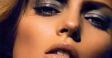 Anja Rubik z ręcznikiem na głowie