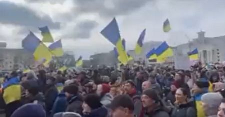 Chersoń zdobyty. Tak cywile witają Rosjan