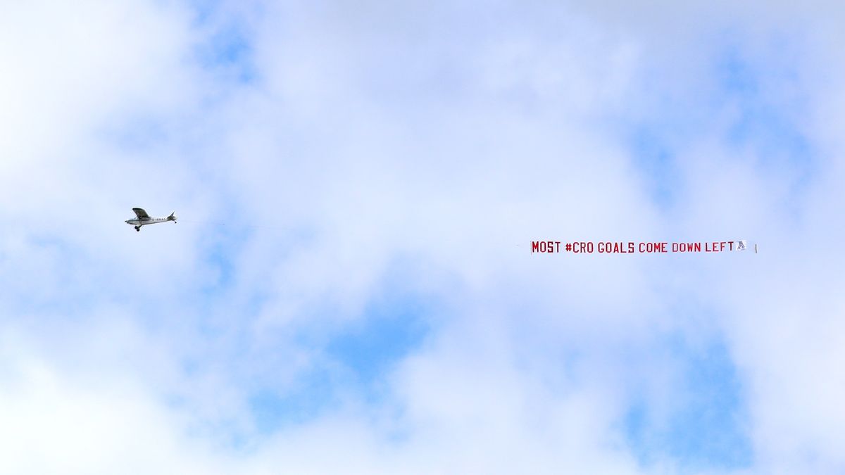 Samolot krążył nad boiskiem treningowym Anglików