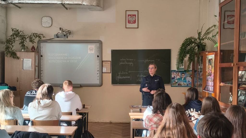 Policjantka podczas spotkania