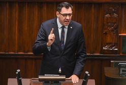 Posłowie PiS nagle zerwali się z miejsc. Okrzyki: "Hańba"