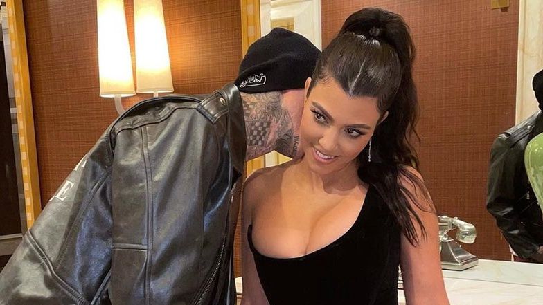 Półnaga Kourtney Kardashian całuje się z Travisem Barkerem na jachcie: "TO AMORE" (FOTO)