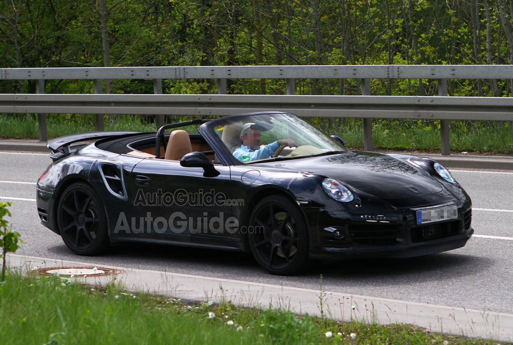 Porsche 911 Turbo Cabriolet (2013) - widać coraz więcej