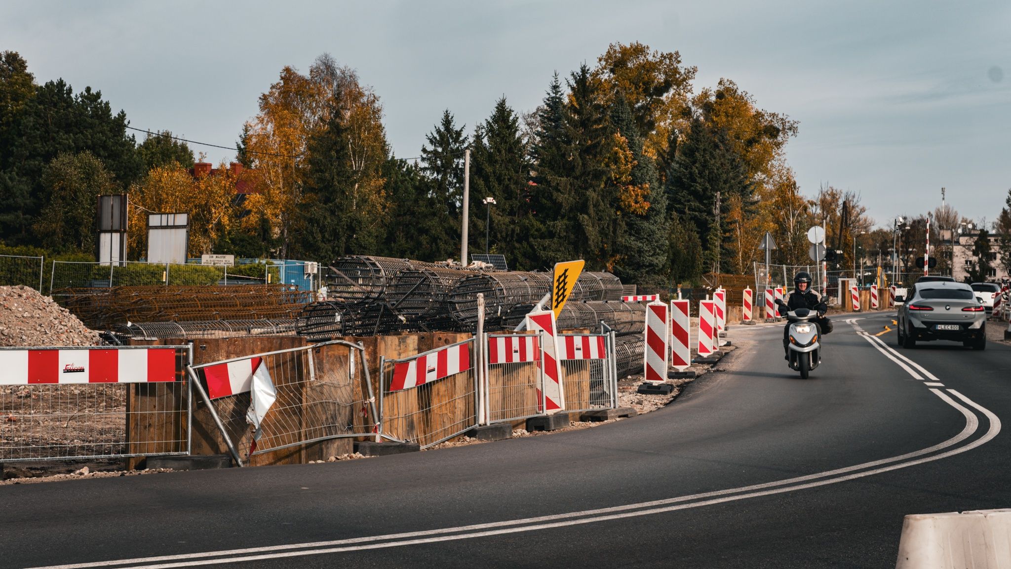 Na ul. Olsztyńskiej w Toruniu trwają prace przy budowie estakady nad torami kolejowymi. 