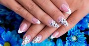 Na tych paznokciach nie widać odrostu. Genialny manicure zrobisz w domu
