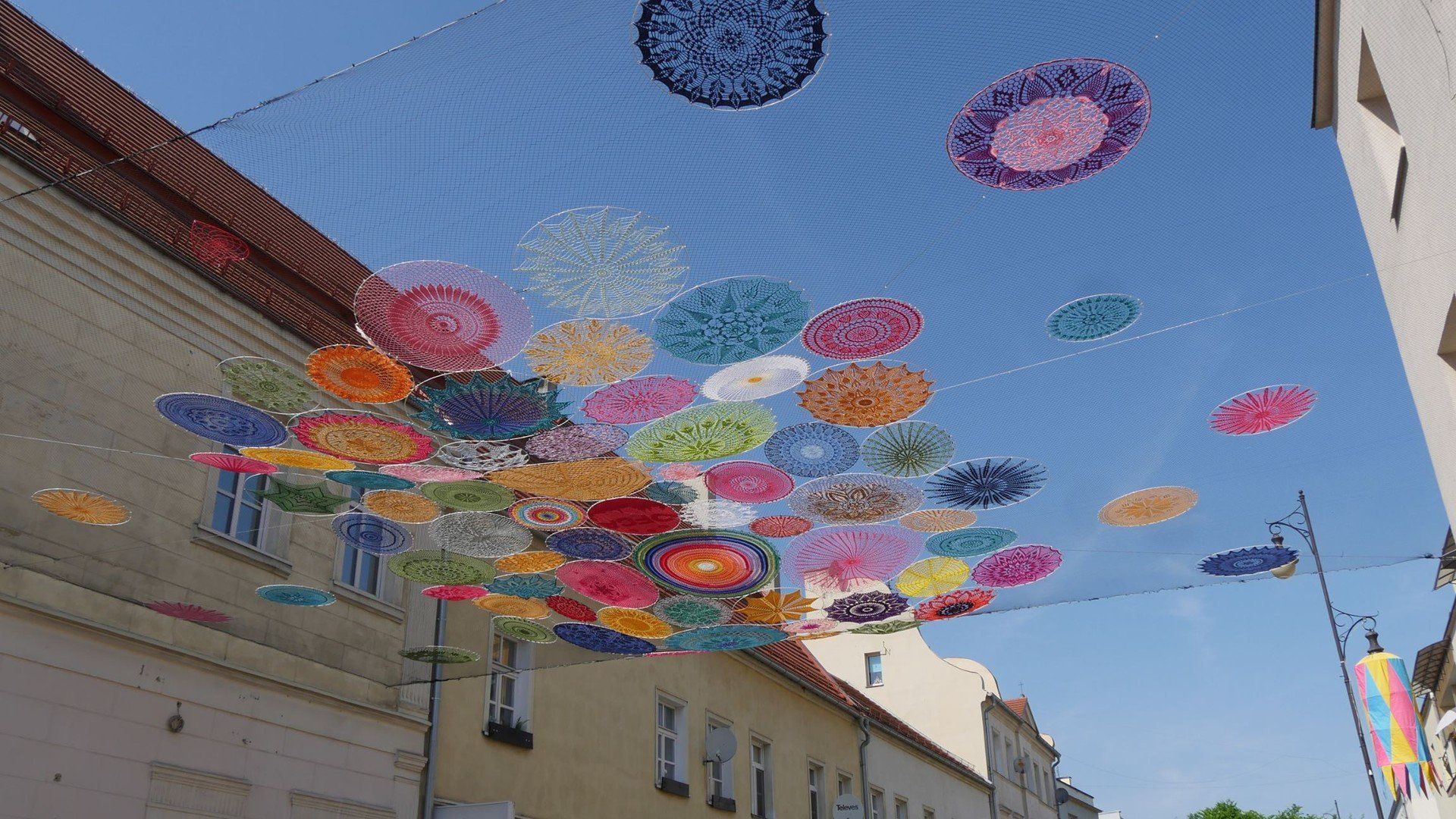 Oleśnica jak włoskie miasto - parasolki, mandale i cyrkowe akrobacje na ulicach