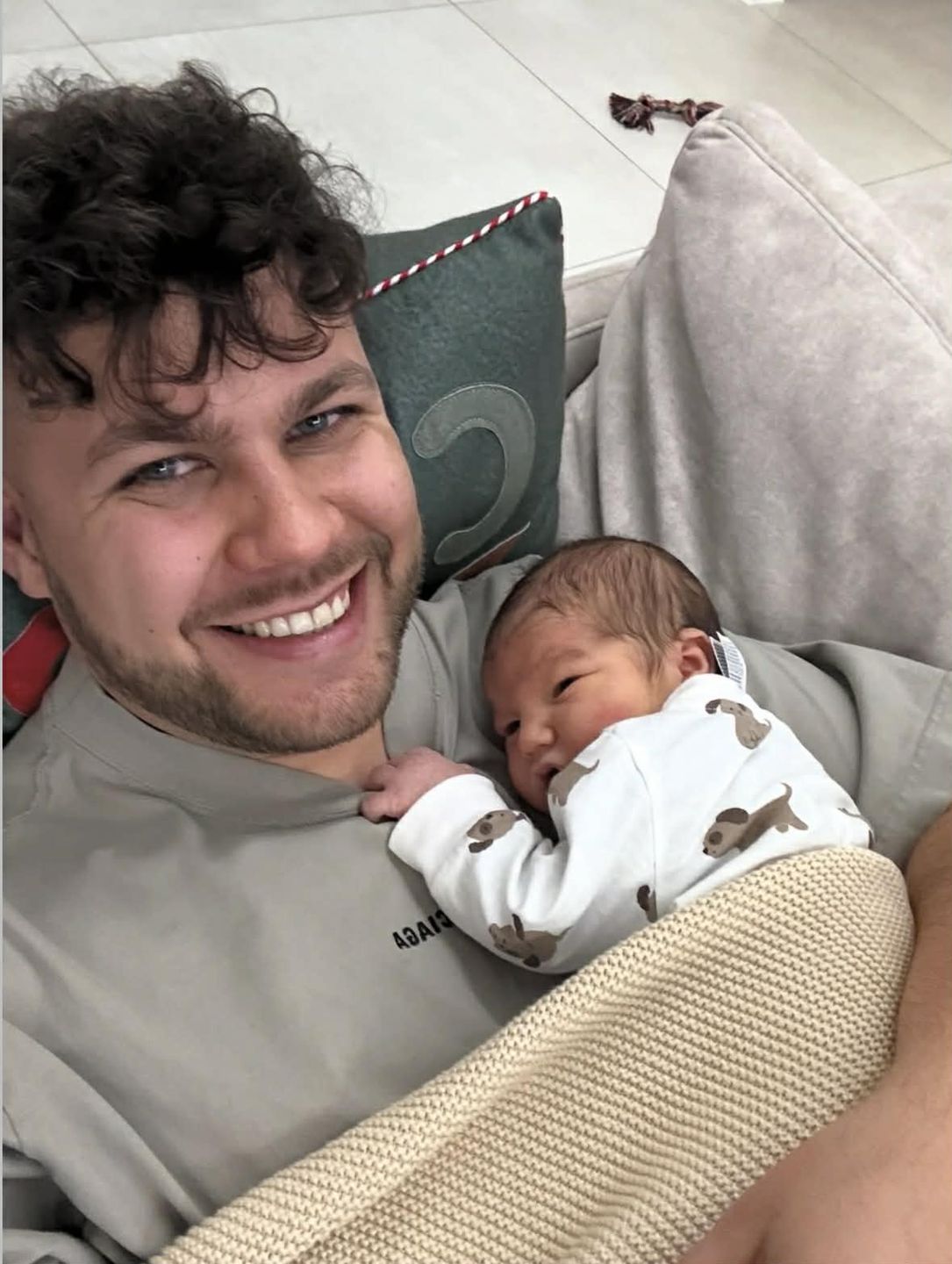 Youtuber Jawor poleciał do Dubaju z ciężarną partnerką