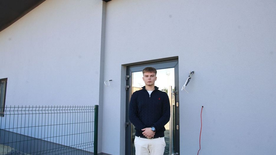 Piotr Szymoniak - syn właściciela Zakładu Pogrzebowego &#34;Szymoniak&#34; w Skarżysku-Kamiennej pokazał nam jak idą prace przy nowym krematorium.
