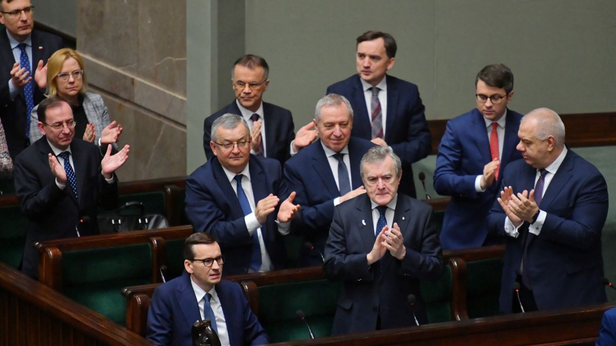 Warszawa, 27.04.2022. Premier Mateusz Morawiecki (L-dół), wicepremier, minister kultury i dziedzictwa narodowego Piotr Gliński (3P-środek), wicepremier, minister aktywów państwowych Jacek Sasin (P) rzecznik prasowy rządu Piotr Mueller (2P), minister infrastruktury Andrzej Adamczyk (2L-środek), minister sprawiedliwości, prokurator generalny Zbigniew Ziobro (3P-góra), wicepremier, minister rolnictwa i rozwoju wsi Henryk Kowalczyk (4P-środek), minister spraw wewnętrznych i administracji Mariusz Kamiński (L-środek), minister klimatu i środowiska Anna Moskwa (2L-góra), wiceminister aktywów państwowych Maciej Małecki (L-góra) oraz wiceminister kultury i dziedzictwa narodowego Jarosław Sellin (3L-góra) na sali plenarnej Sejmu w Warszawie, 27 bm. Sejm rozpoczyna dwudniowe posiedzenie; posłowie mają zająć się m.in. projektem nowelizacji ustawy o ubezpieczeniu społecznym rolników. (jm) PAP/Piotr Nowak