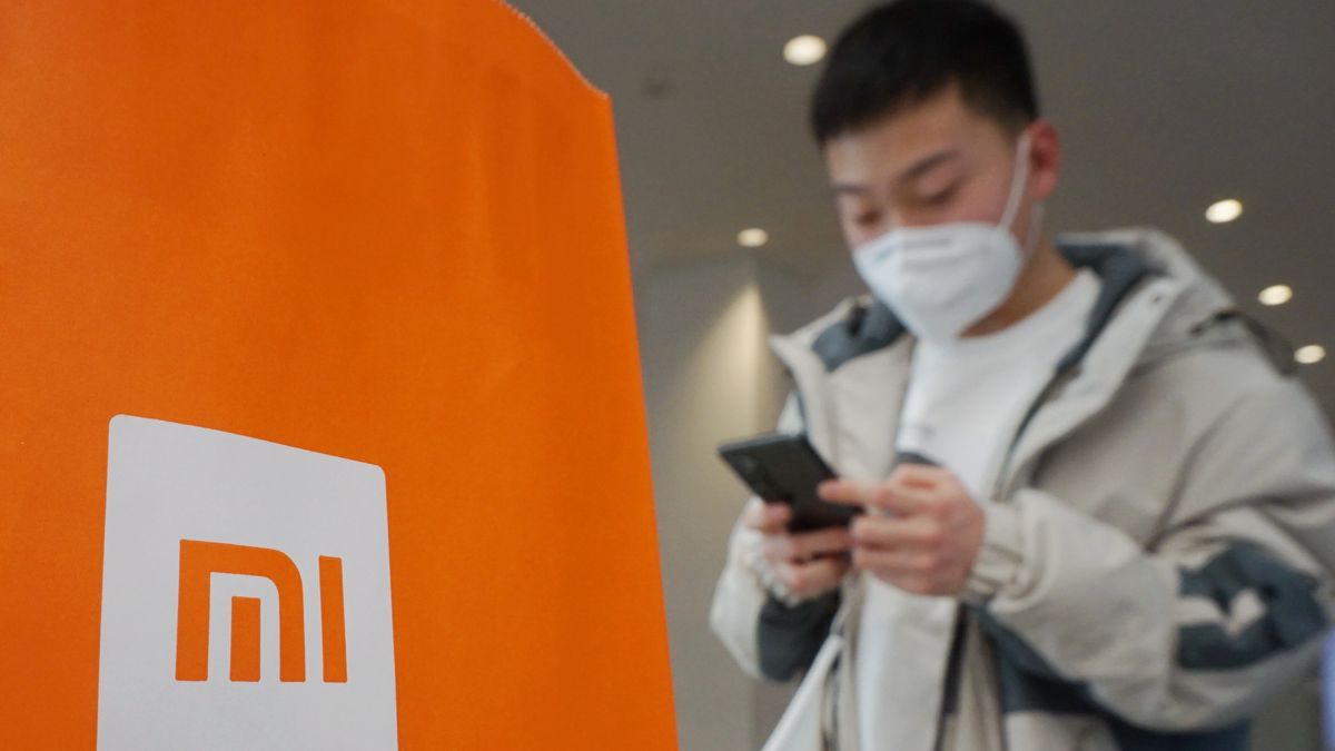 HANGZHOU, CHINA - JANUARY 15: A customer tries out a Mi smartphone at a Xiaomi store on January 15, 2021 in Hangzhou, Zhejiang Province of China. (Photo by Long Wei/VCG via Getty Images)