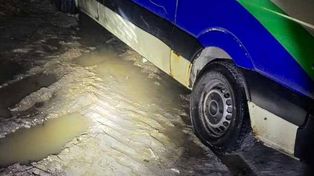Mały Płock: Mężczyzna chciał ukraść busa. Plan nie wypalił, bo ugrzązł w błocie
