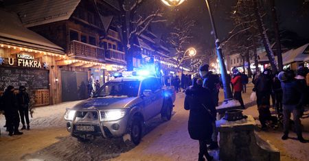 Zakopane. Rzecznik KWP tłumaczy zachowanie policjanta z Krupówek