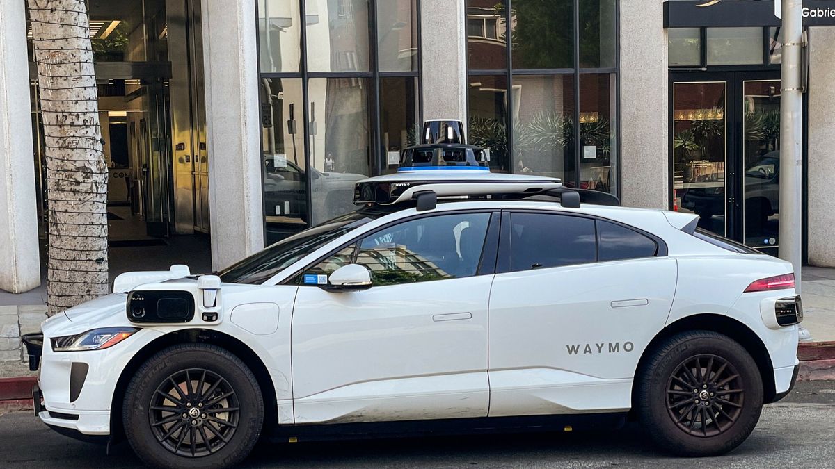 Poruszający sie bez kierowcy samochod autonomiczny Jaguar i-Pace