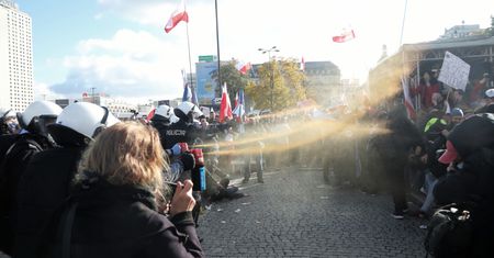 Warszawa rozdarta protestami. Policja użyła gazu, są zatrzymani