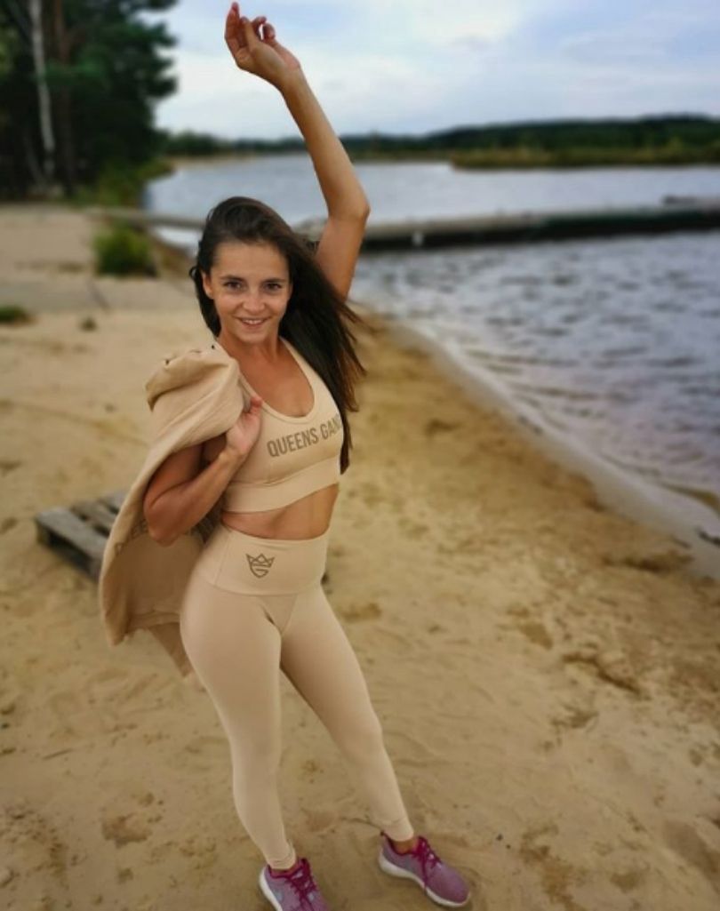 Influencerka rozprawia o decyzji TK, po czym reklamuje batonika