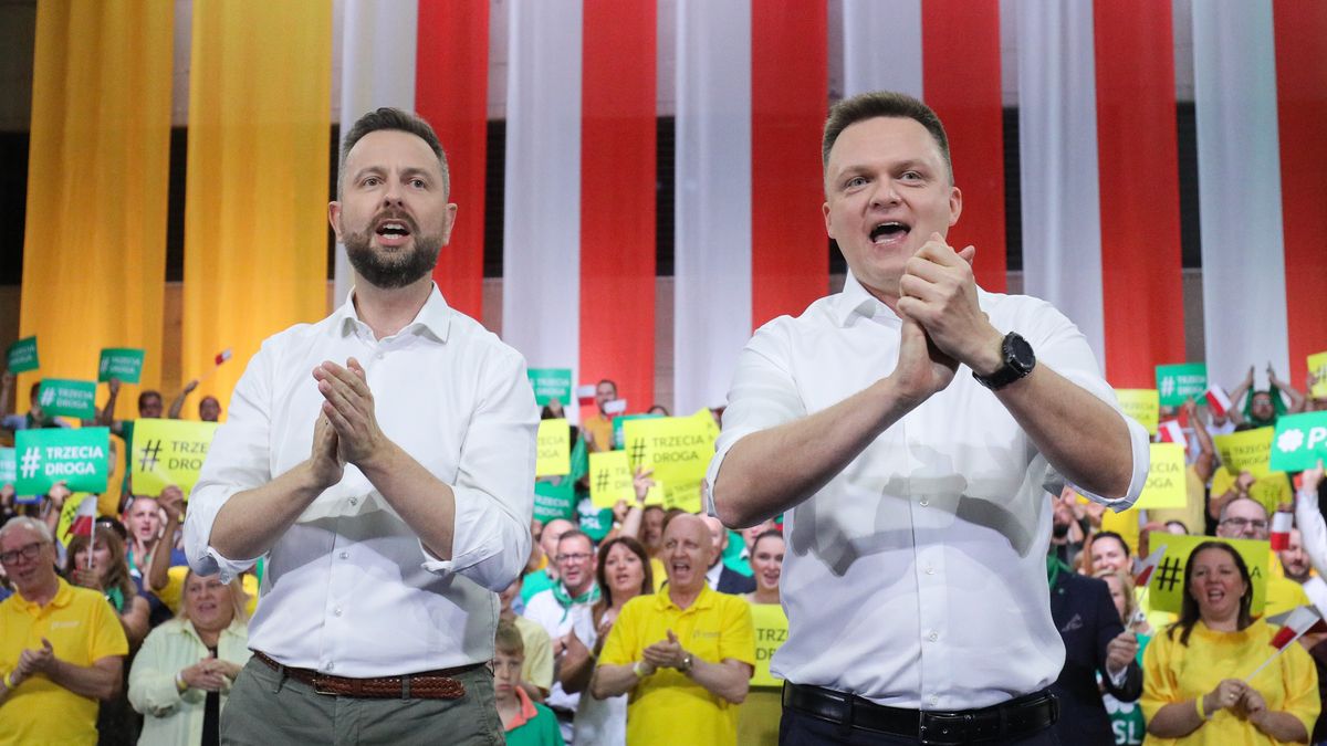 Grodzisk Mazowiecki, 24.06.2023. Prezes Polskiego Stronnictwa Ludowego Władysław Kosiniak-Kamysz (L) i przewodniczący partii Polska 2050 Szymon Hołownia (P) podczas konwencji politycznej pod hasłem "Trzecia Droga" w Hali Widowisko - Sportowej CAiIS w Grodzisku Mazowieckim, 24 bm. (sko) PAP/Paweł Supernak