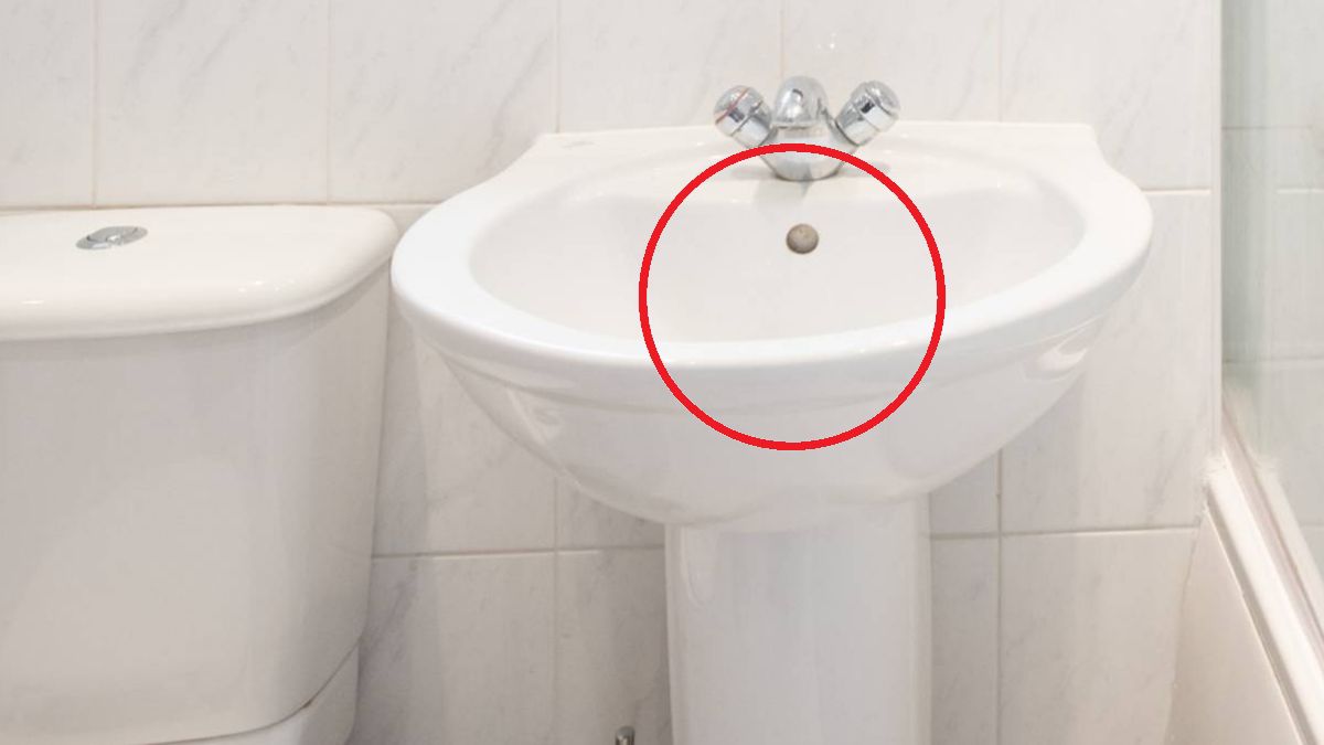 Do czego służy otwór w umywalce?