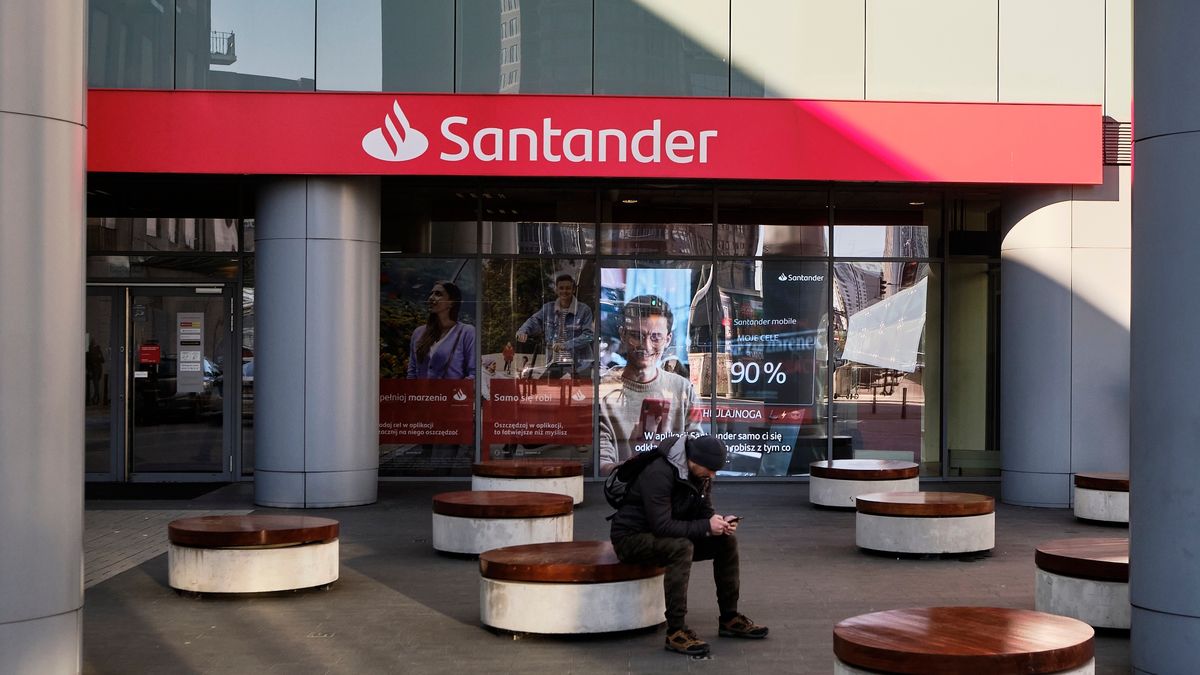 A Banco Santander SA bank branch in Warsaw, Poland, on Monday, Feb. 28, 2022. Polands prime minister warned that Russia may attempt to block the more than 300-mile border it shares with Ukraine, where tens of thousands of people have been fleeing the war. Photographer: Bartek Sadowski/Bloomberg via Getty Images