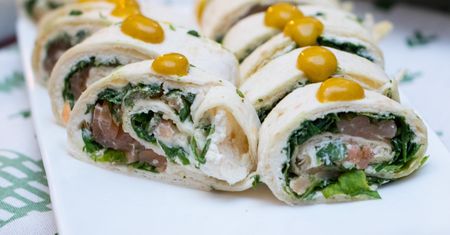 Zawijam w placki tortilli kilka składników. Najlepsza zimna przekąska do spotkań przy grillu