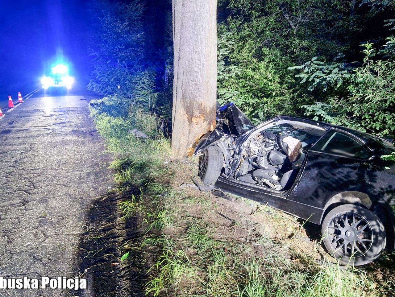 Zielona Góra: Rozbiła BMW na drzewie. Zadzwoniła do kolegi