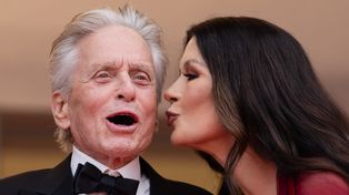 Dzieli ich 25 lat. Catherine Zeta-Jones celebruje 82. urodziny Michaela Douglasa CAŁUŚNĄ FOTKĄ w błękitnej wodzie. Słodziaki? (FOTO)