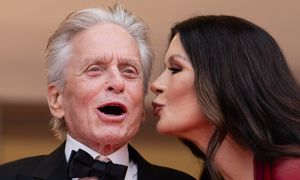 Dzieli ich 25 lat. Catherine Zeta-Jones celebruje 82. urodziny Michaela Douglasa CAŁUŚNĄ FOTKĄ w błękitnej wodzie. Słodziaki? (FOTO)