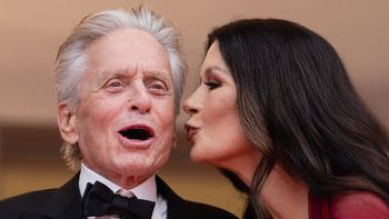 Dzieli ich 25 lat. Catherine Zeta-Jones celebruje 82. urodziny Michaela Douglasa CAŁUŚNĄ FOTKĄ w błękitnej wodzie. Słodziaki? (FOTO)