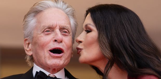 Dzieli ich 25 lat. Catherine Zeta-Jones celebruje 82. urodziny Michaela Douglasa CAŁUŚNĄ FOTKĄ w błękitnej wodzie. Słodziaki? (FOTO)