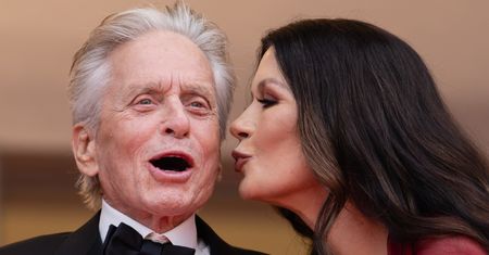 Dzieli ich 25 lat. Catherine Zeta-Jones celebruje 82. urodziny Michaela Douglasa CAŁUŚNĄ FOTKĄ w błękitnej wodzie. Słodziaki? (FOTO)