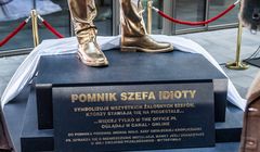 „Pomnik szefa idioty” reklamuje nowy sezon „The Office PL” Canal+