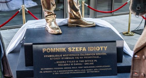 „Pomnik szefa idioty” reklamuje nowy sezon „The Office PL” Canal+