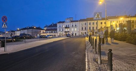 W miejscu nierównej i wybrakowanej nawierzchni z kostki wylali równiutki asfalt. Remont ulicy dobiegł końca