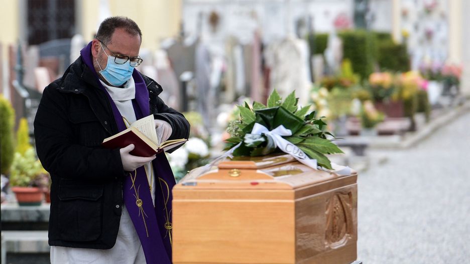 Koronawirus w Polsce. Krematoria już obciążone, rodzina ofiary epidemii zaskoczona wyznaczeniem ceremonii na godzinę 2 w nocy.