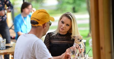 Ola Ciupa pokazuje Gojdziowi rany i blizny w kawiarni (ZDJĘCIA)