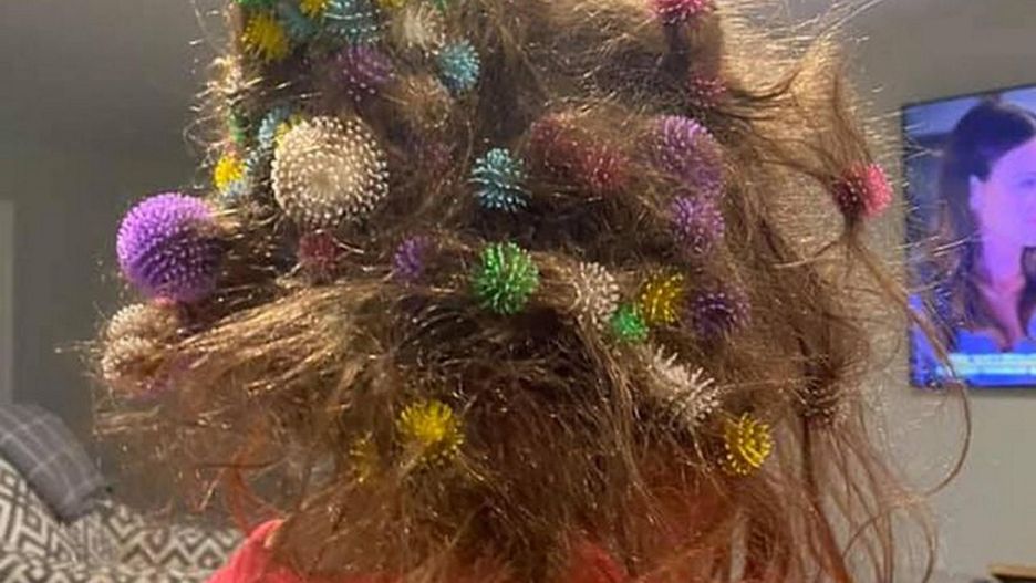 Spędziła ponad 20 godzin na ratowaniu włosów córki. Wszystko przez popularną zabawkę